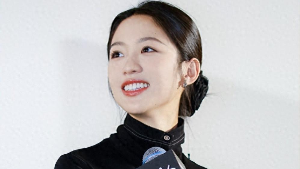 她被称为京圈公主，抽烟炒CP遭痛批