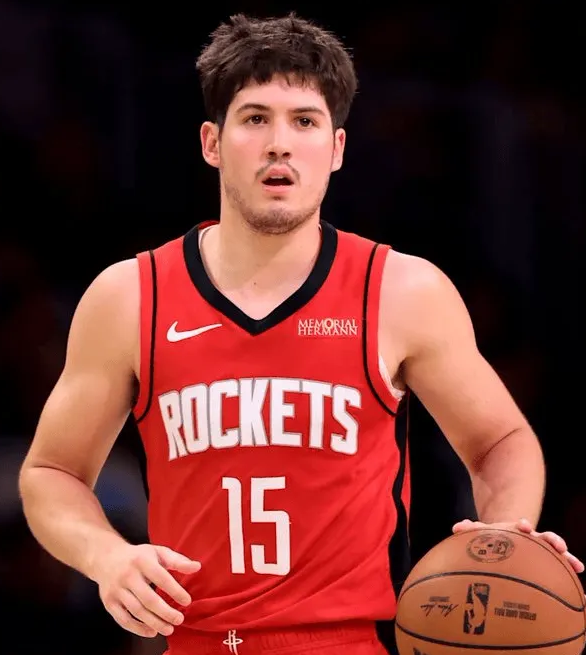 NBA常规赛，火箭以110-102战胜独行侠。
里德-谢泼德本场比赛替补登场17