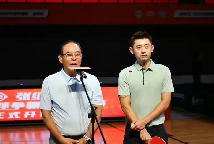 张继科以个人名义创建民间乒乓球赛，邀请恩师蔡振华站台。在开幕式上出现乒坛教父蔡振