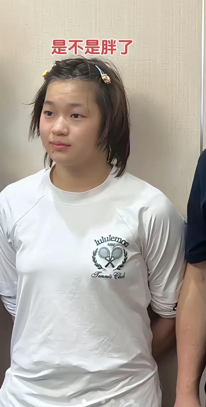 看到照片
终于明白全红婵为什么退赛了
什么因为发育期、伤病影响不能比赛
这明显的