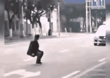 地上这位灵活的走位，把司机大哥吓傻了吧？这是几生几世的缘份？这么纠缠？

看