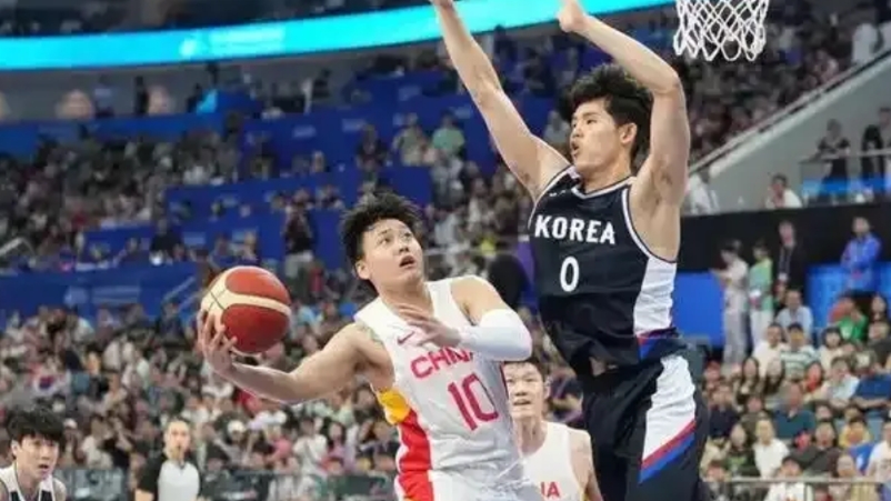 韩国男篮这个烟幕弹几乎骗了所有人！
赛前的韩国队哀鸿一片，两大主力伤退，都以为吕