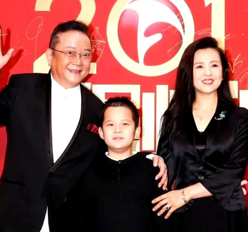 2006年，58岁的王刚三婚娶了小他20岁的郑艳东。新婚之夜，王刚对郑艳东说："