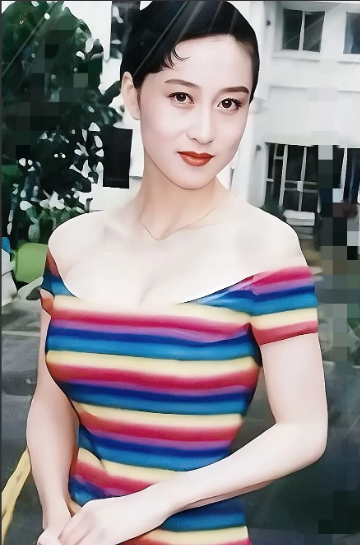 果然还是女人更懂女人，
我问闺蜜，为啥利智不去照顾李连杰呢？
我闺蜜神秘一笑，你