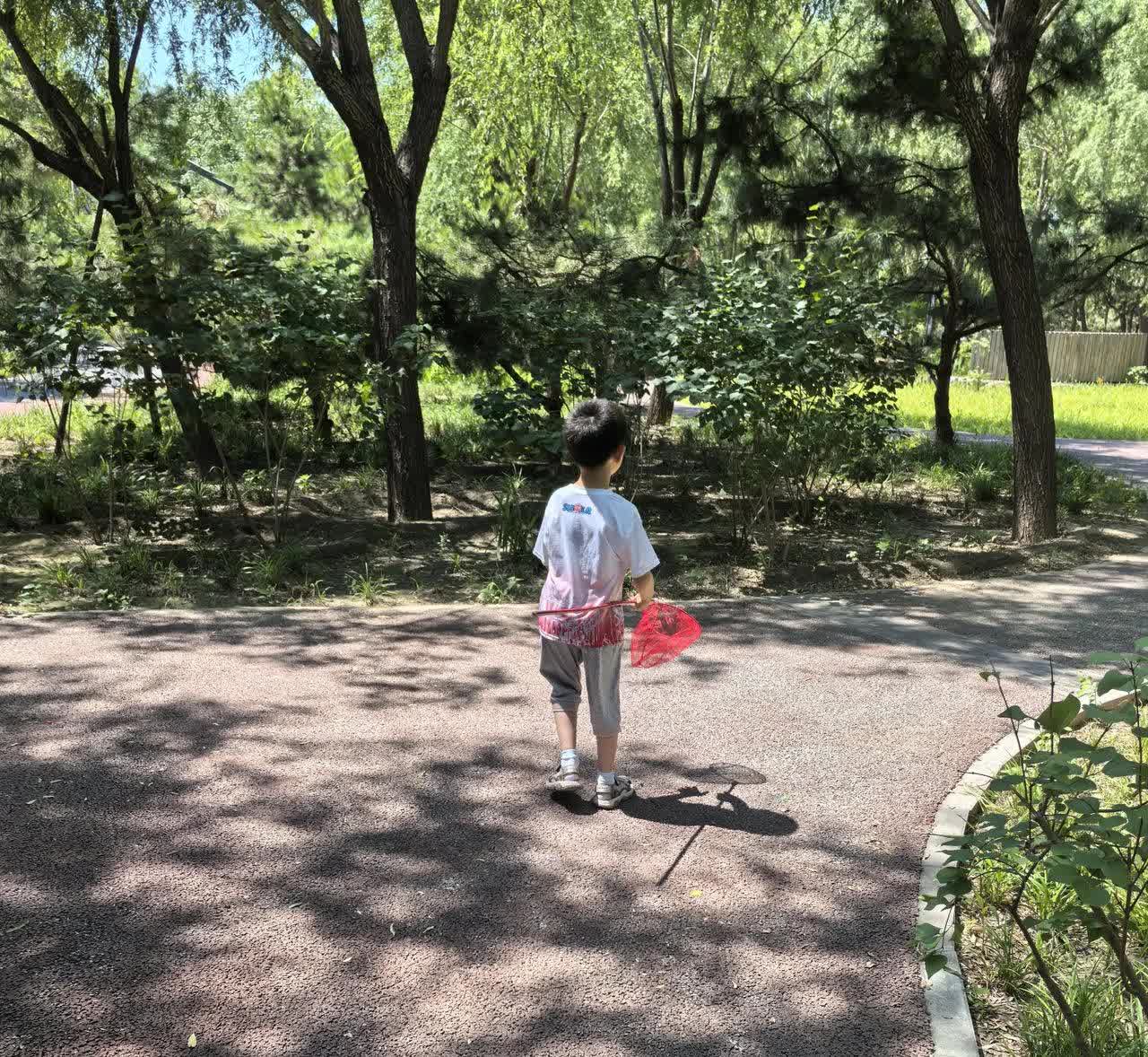 外孙常对我喊的是：“姥爷，陪我玩！”有时候喊的急了，成了“姥爷，我陪你玩。”全家