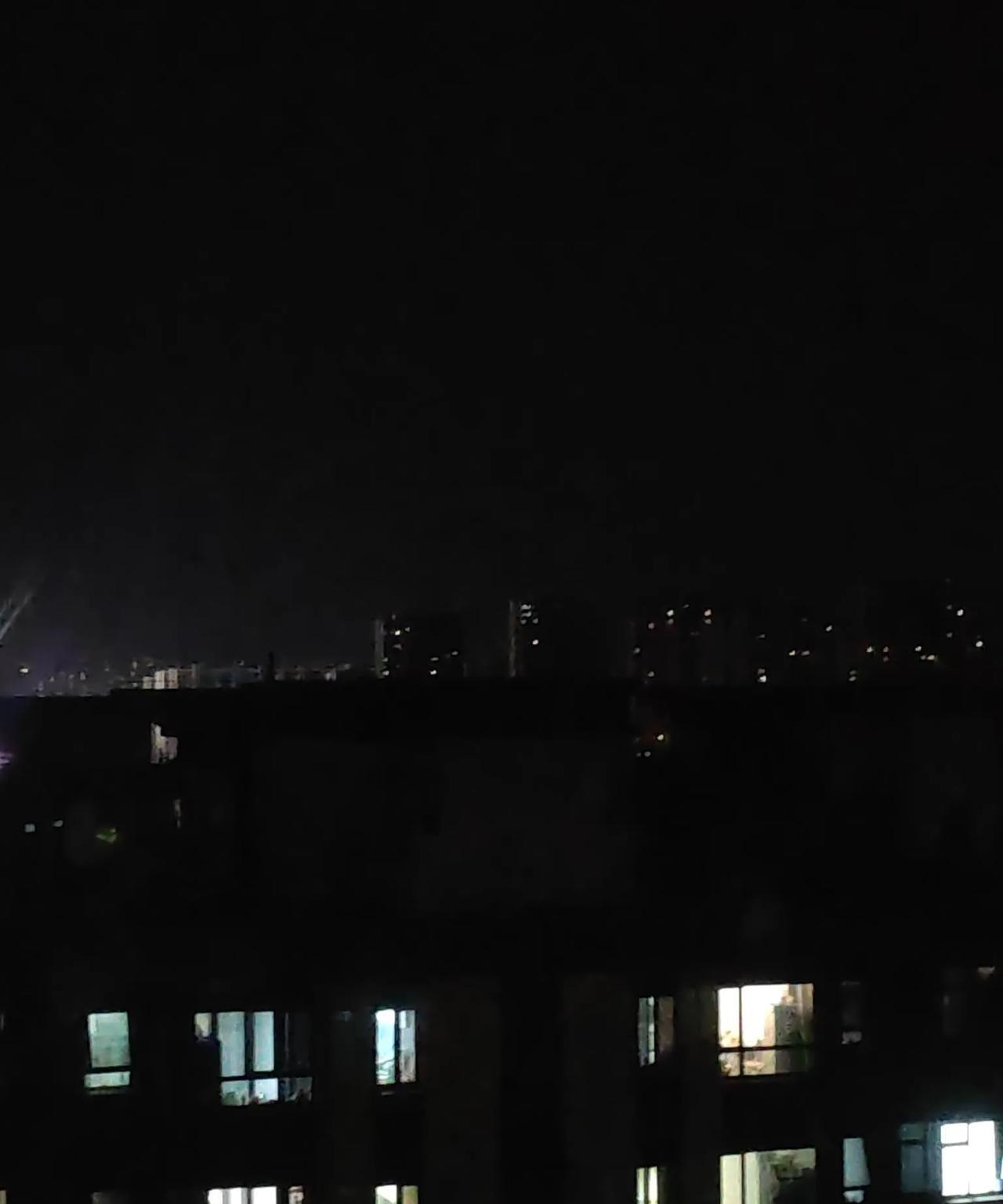 #记录我的2025#
看看远方的城中村的回迁楼
回迁几年了，灯光反映了它的入住率