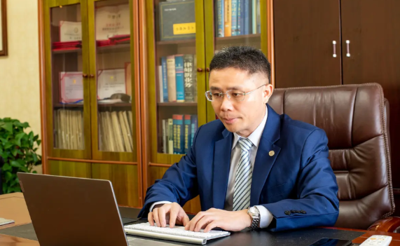 “如果律师连案卷都不给看亲属看，那亲属聘请律师又有什么用呢？”

作为一名执业2