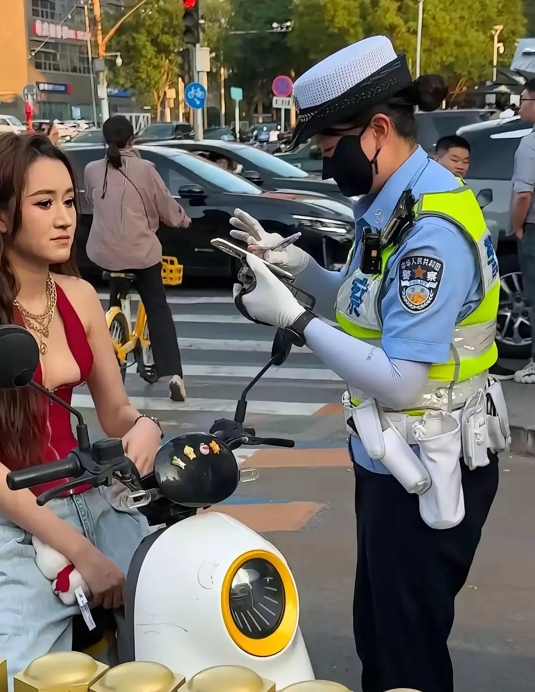 戴头盔这么难嘛？被罚了吧
