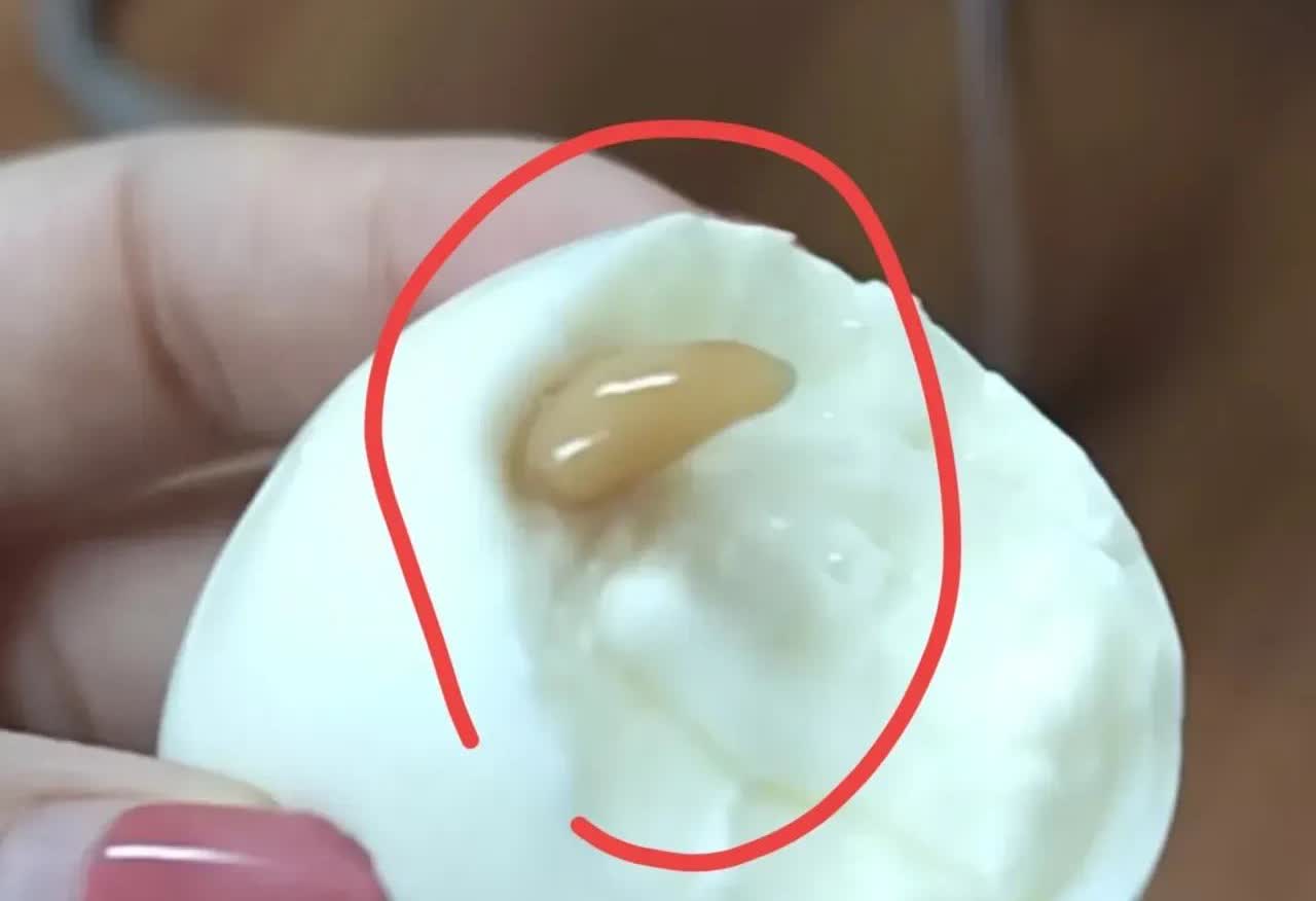 江苏，一名女子早上煮了一个鸡蛋当早餐，可正当她吃的时候，却发现这颗鸡蛋里有一颗像