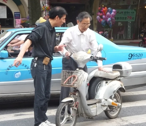老人摔倒无人帮扶，这局面是多方面造成的。2007年“彭宇案”是个转折点，法官那句