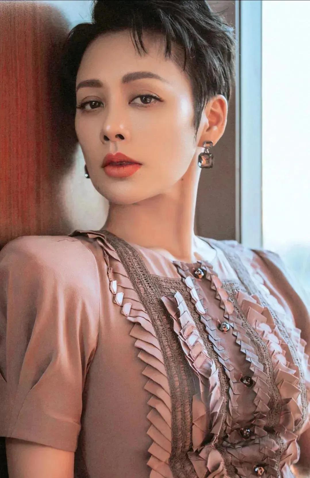 著名演员宁静说：“我跟孩子爸爸离婚，不是因为感情破裂，是因为大家不在一起。”
“