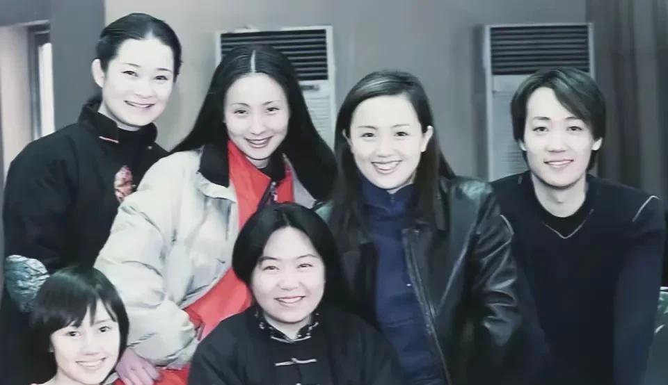 朱媛媛是93级中戏表演班，她到学校报到时，老师要求她不要动牙，认为这是一个很有记