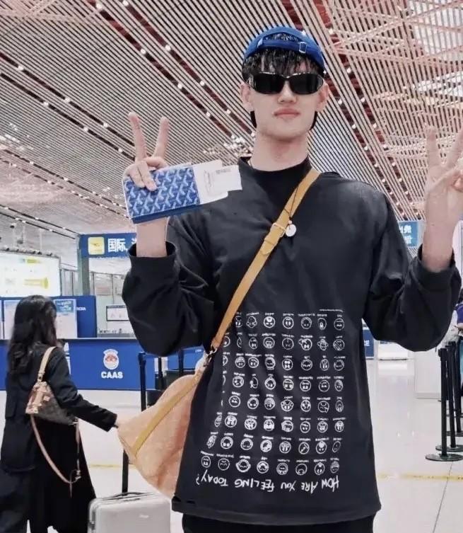 曾凡博独自飞往德国，国家队集训名单惊现两人缺席！
男篮集训营都开练了，但大名单里