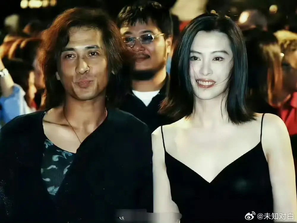 你认识王祖贤旁边的男人是谁吗？