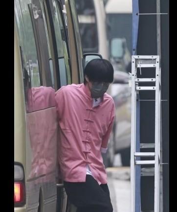 这人是谁呀？怎么那么像头哥呀！单看看穿衣服的风格感觉不是他本人 你们觉得呢？