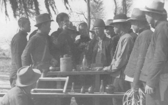 1942年，赵兴兰被捕，一个汉奸给他送饭时，突然敲了敲碗底，还说要救他出去。赵兴