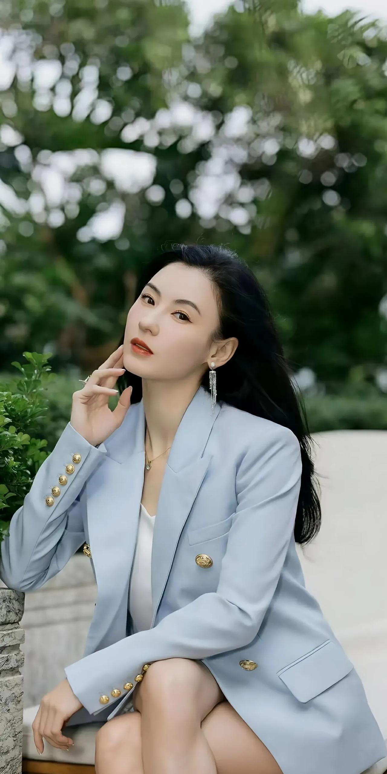 服饰彰显魅力，张柏芝红蓝造型尽显时尚功底