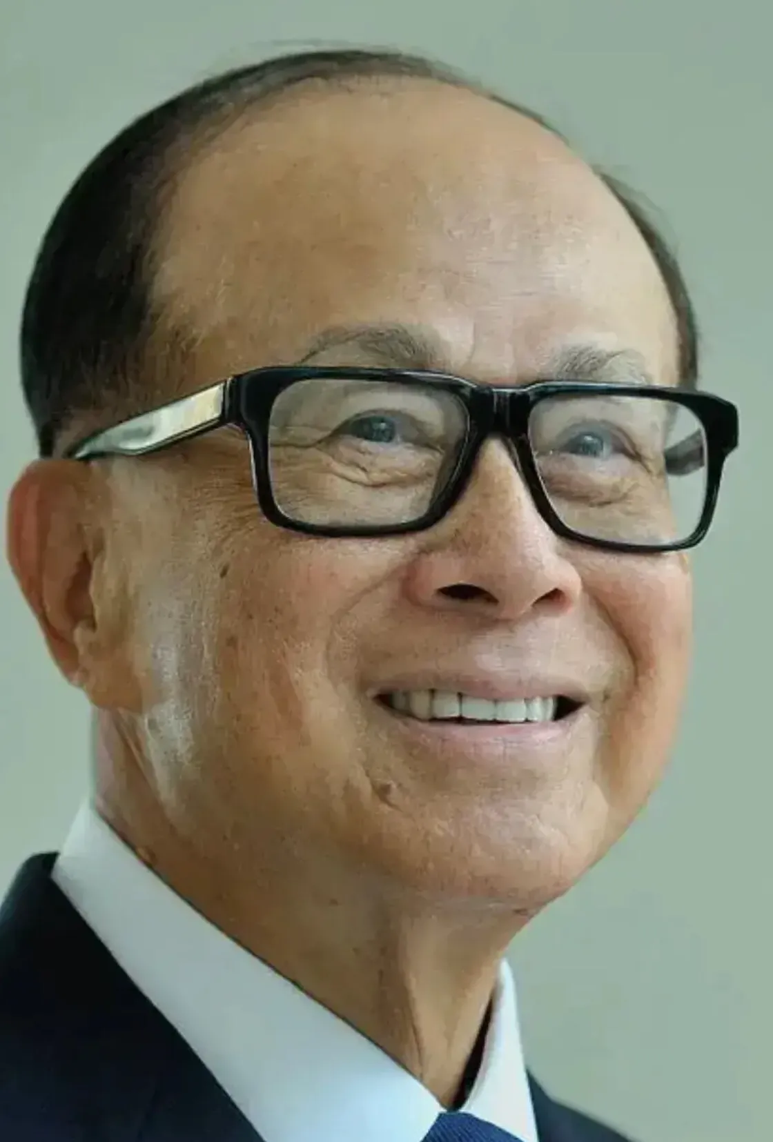 曹德旺曾在吴晓波专访他的《十年二十人》栏目中直言：“李嘉诚未能成为世界首富，很大