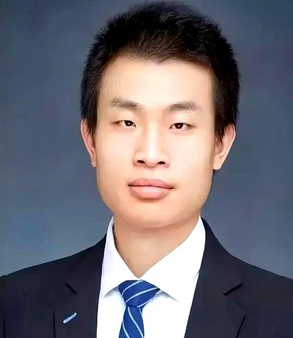 我去听韦神的课
也提前啃了三天讲义
实在没想到，他推着眼镜盯住积分符号，粉笔灰簌