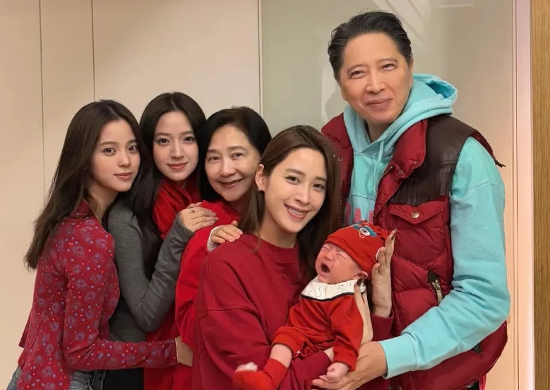 欧阳妮妮儿子和陈晓儿子撞名，
都叫睦辰。
但妮妮老公张书豪曾在某平台喊陈妍希老婆