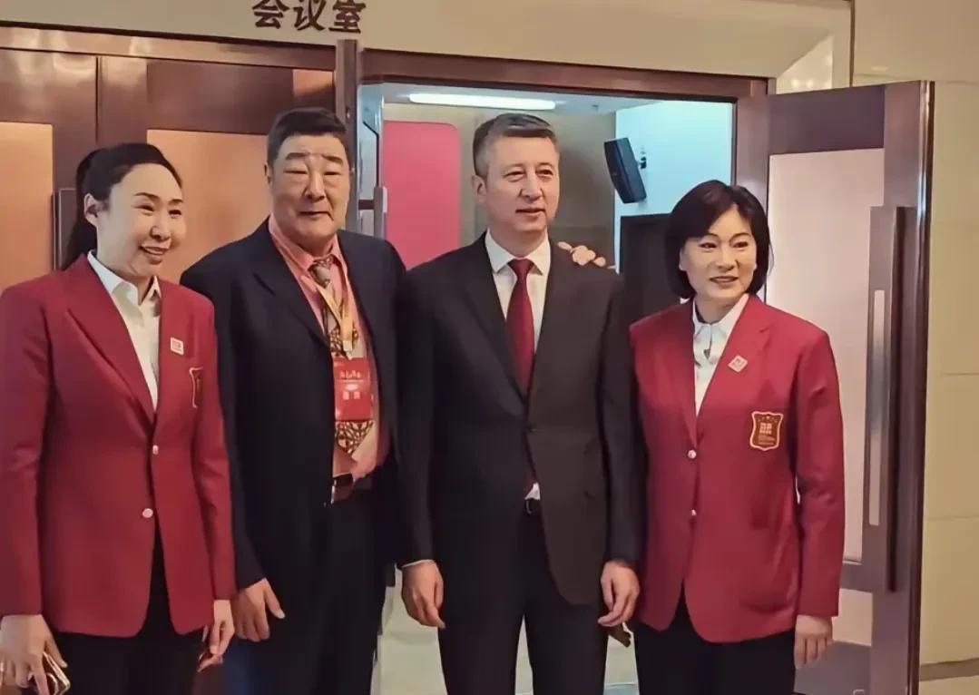 左边一的是苗立杰，
右边一的是李昕，
右边二是郭指导，
左边二是谁呢？
大家知道