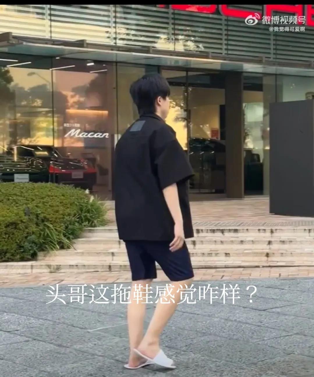 头哥出洋相，一天一个不重样。
国乒团队今天抵达日本横滨，头哥和莎莎犯了一样的迷糊