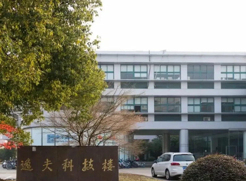 交大拆除逸夫楼，不得不佩服李嘉诚不冠名的眼光。
作为实业家和慈善家，邵逸夫先生捐