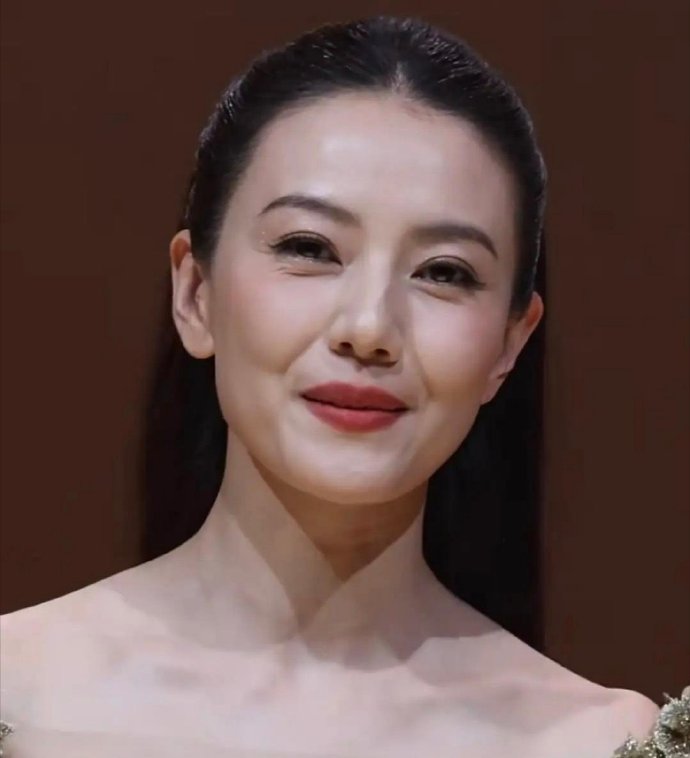 高圆圆真是老了，没P图的样子能看出45岁，苹果肌下垂，法令纹，颈纹眼尾细纹都很明