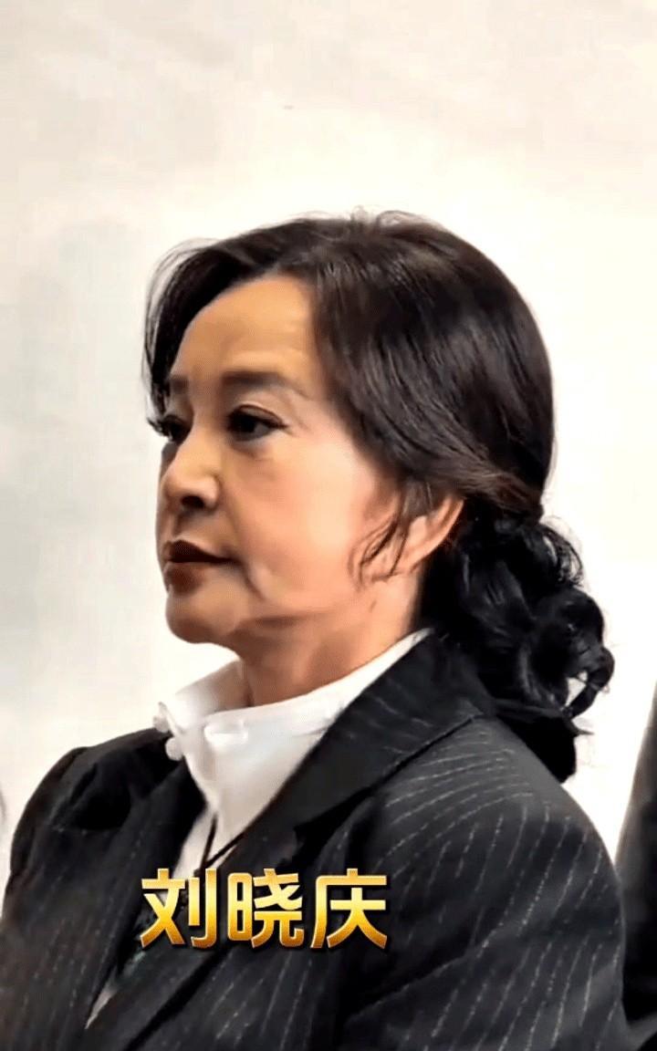 74岁刘晓庆被拍到素颜，皱纹明显，和精修图判若两人。
有人惊呼“幻灭”，我却觉得