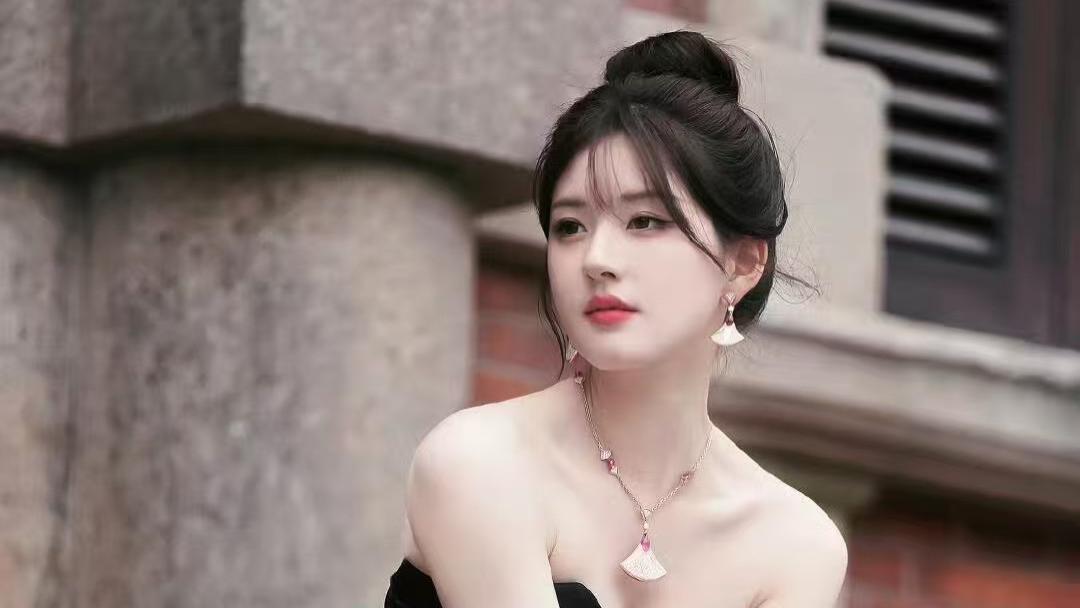 复古优雅感直接封神！黑色抹胸裙 + 老建筑太出片了