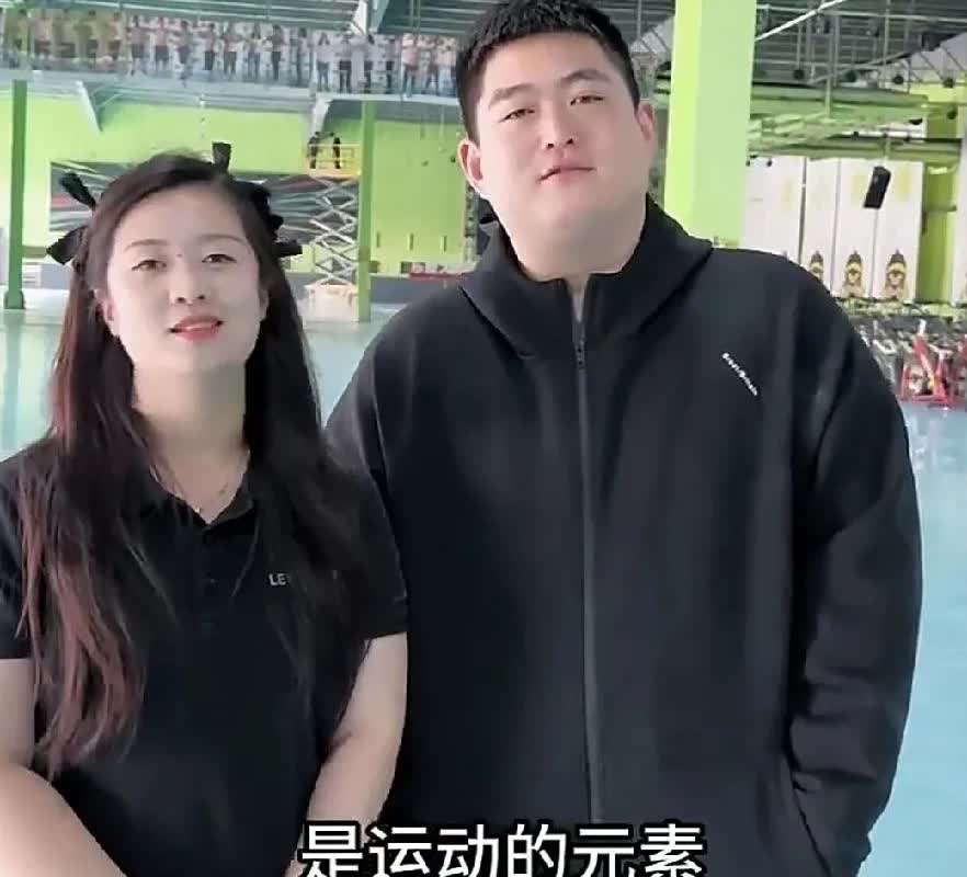 '赵本山儿子一副桀骜不驯的样子，看着好拽。
旁边这个女的是谁呢，两人还是很般配