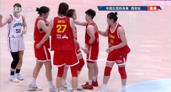 中国女篮战胜日本女篮开局两队就陷入缠斗，比分交替领先 ，首节结束中国女篮仅以26