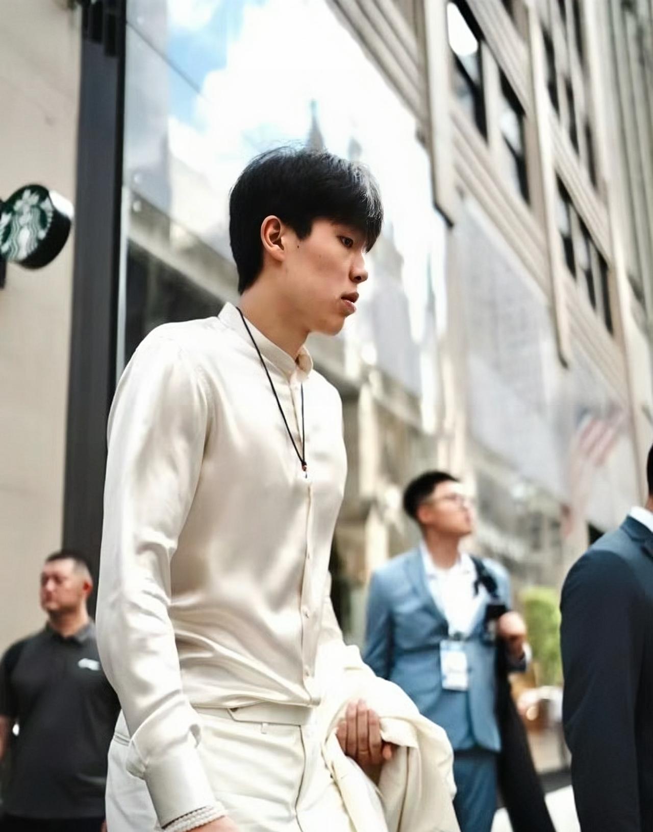 杨瀚森携手父母盛装出席NBA选秀大会！
一个夏天的试训，今天要出成绩了！
历史上