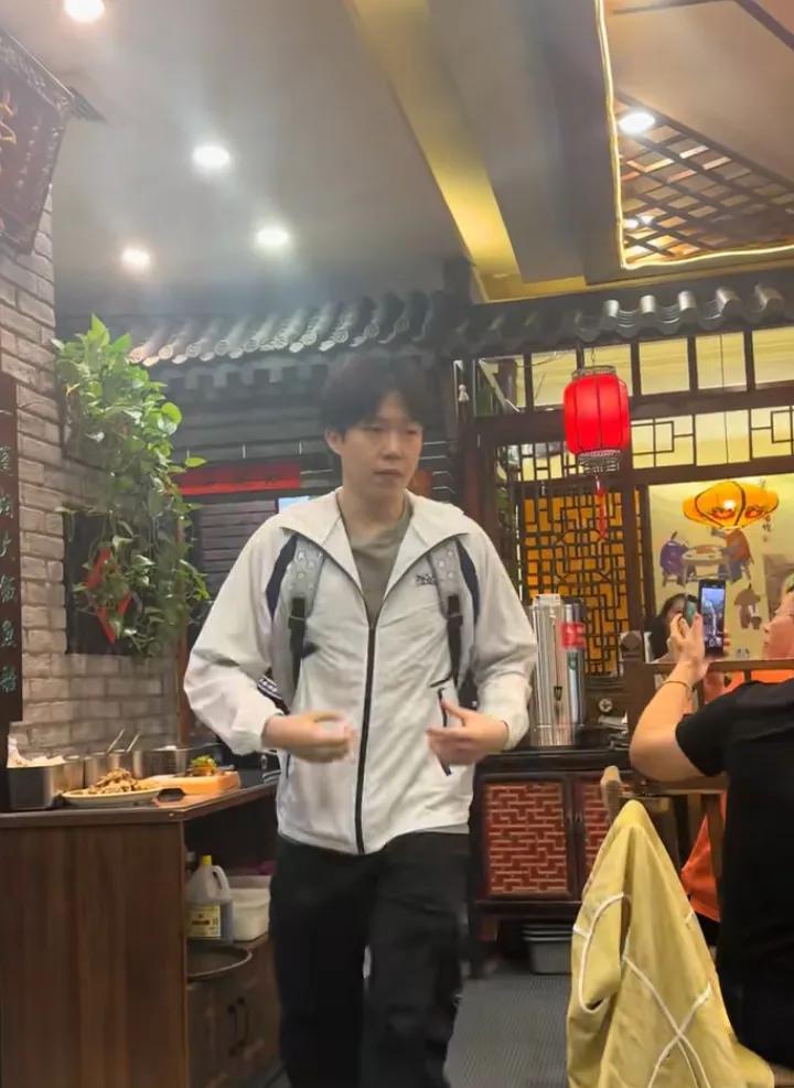 王楚钦去玉桥吃饭刚好饭店大屏幕播放着莎莎[捂脸]！他俩的磁场强度太大了。才了饭大