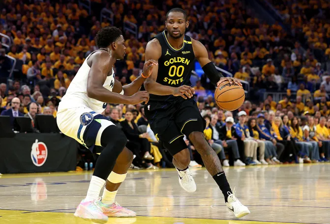 据《体育画报》的 NBA 内部人士Sam Amico报道，金州勇士队不愿在涉及乔