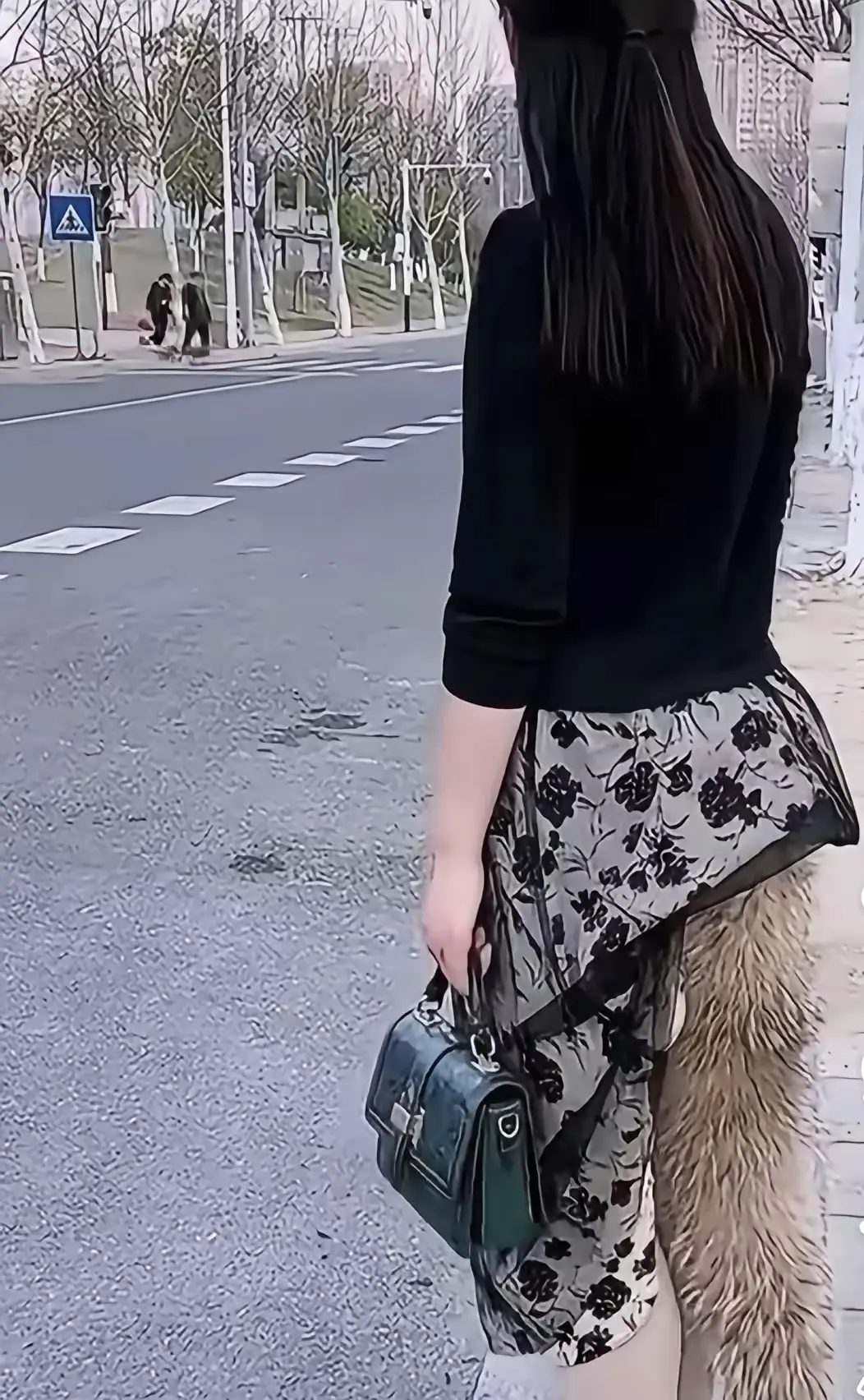 当成是妖啊，大白天就出来晃悠！
