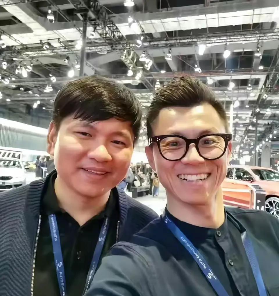 兄弟反目，夫妻成仇，会比两个普通人翻脸闹得更凶。
就像陈震和韩路一样。
早在汽车