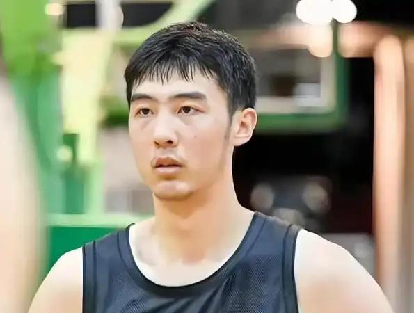 张明池打野球身形暴肥，杜锋力挺但因家中变故放弃职业。才两个月不见，张明池的身形已
