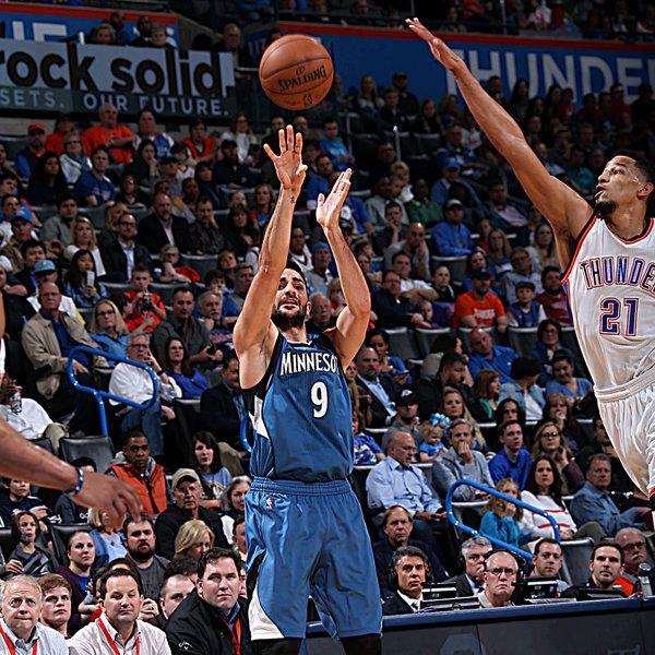 NBA 西部决赛首战，俄克拉荷马城雷霆队与明尼苏达森林狼队的对决，雷霆以 114