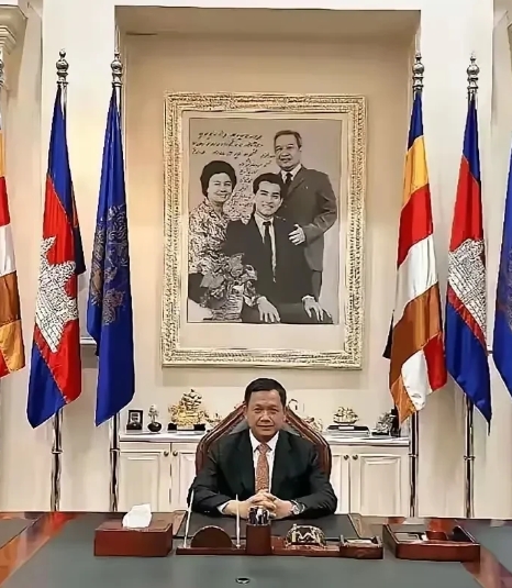 令人惊讶！柬埔寨“二把手”洪玛奈办公室墙上悬挂的大人物肖像，竟是黑白相间背景
在
