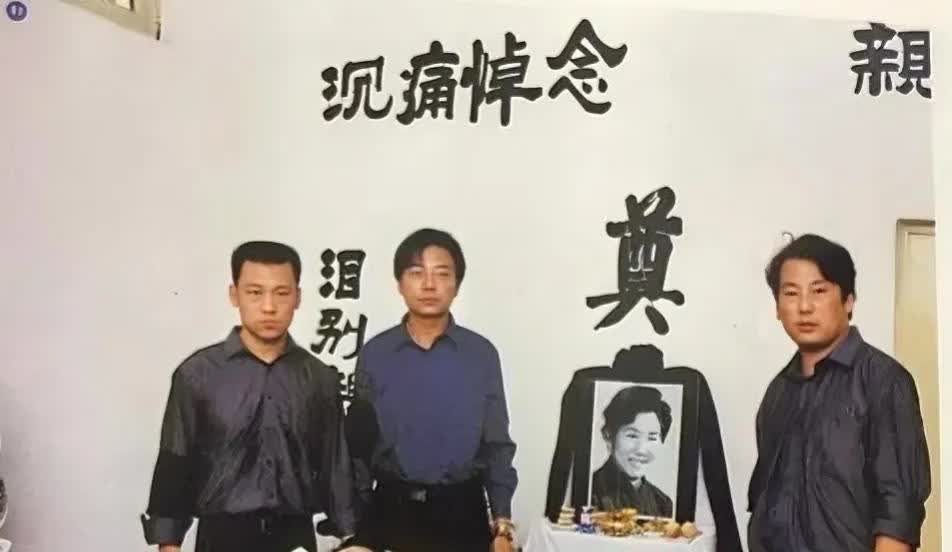 2000年7月，72岁的赵丽蓉因肺癌逝世，灵堂中安详静卧。这位不识字却六岁登台的