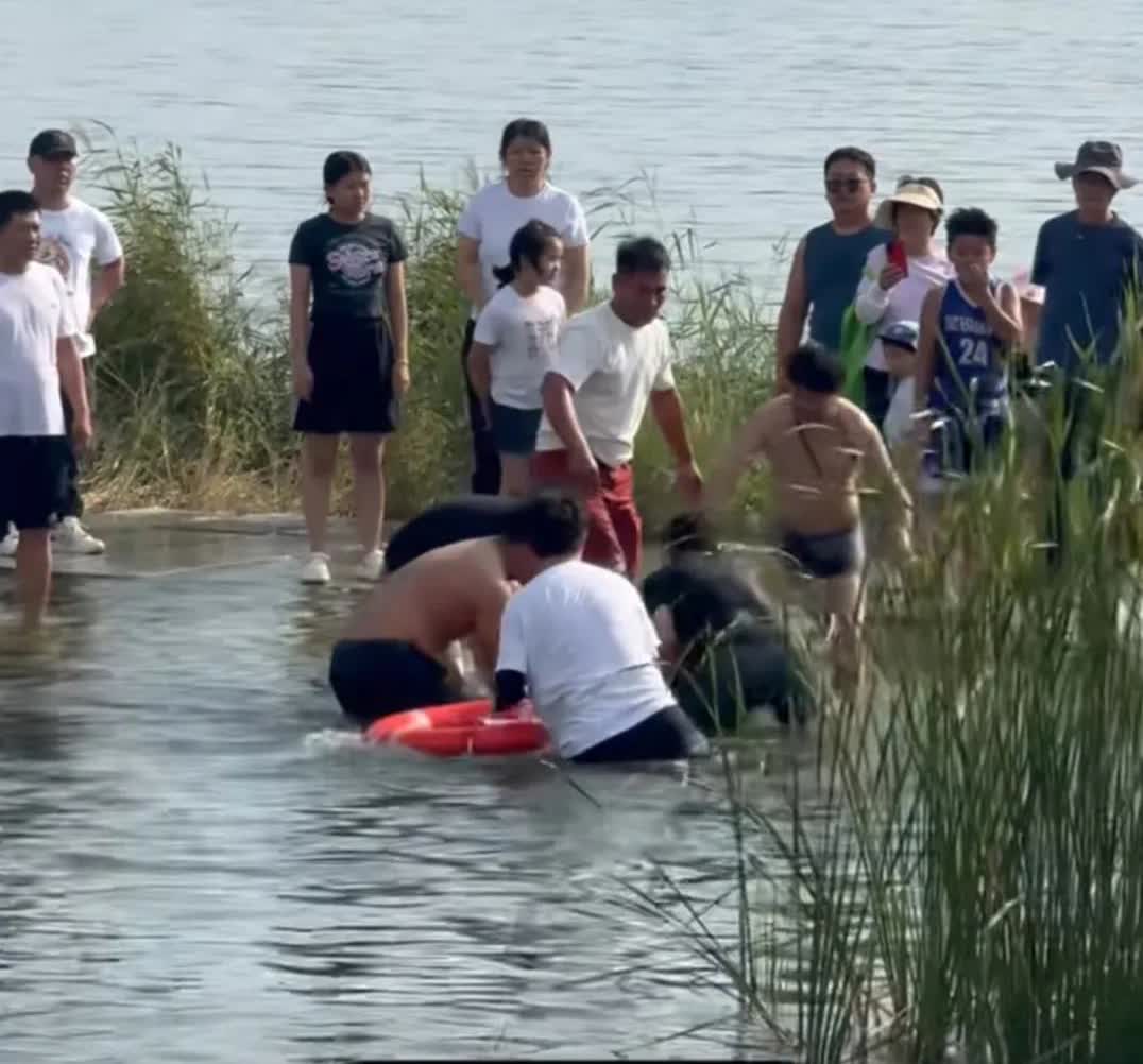 眼下是汛期，大家一定要当心，带家人玩时离河边远点儿。今天下午4点多，大黑河花海之