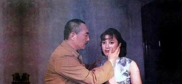 1938年，国军上将韩复榘被枪杀，姨太太纪甘青前往收尸，在坟前哭拜后离开，此后和