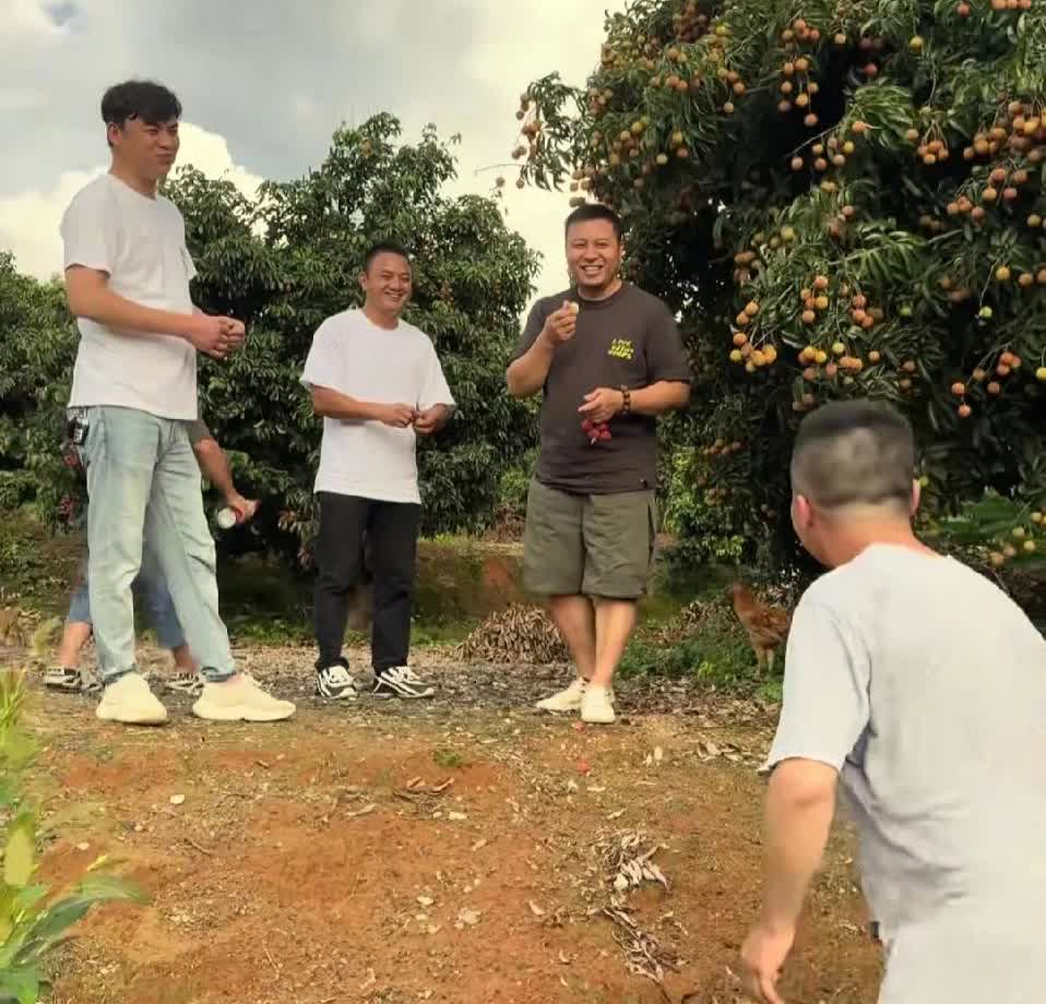 近日，海哥带着大龙、水哥、豪豪悄然抵达广州潮汕。在外甥的热情带领下，一行人走进了