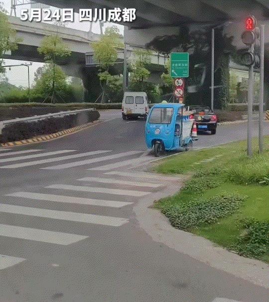 太讽刺了。四川成都，一路人无意间拍到，马路上一男一女为了给工作留痕迹，先丢垃圾再