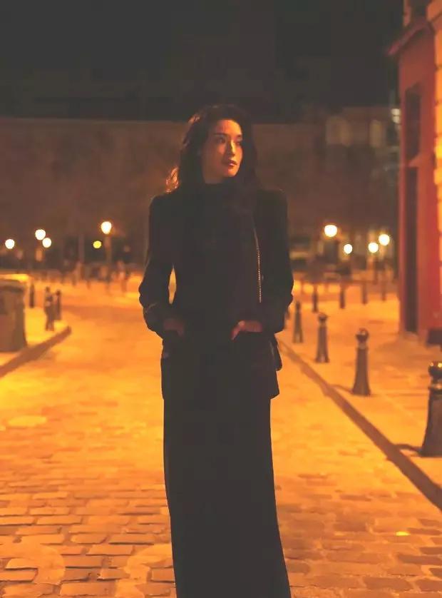 舒淇穿一袭黑裙漫步午夜巴黎 ，浪漫优雅宛如法国电影。
一组舒淇最新的巴黎时装周造