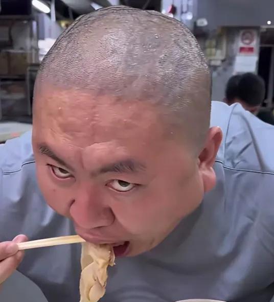 汤姆张作为一个开宾利的有钱大老板，越来越像隔壁村的张屠夫，眼神凶煞，说话唾沫星子