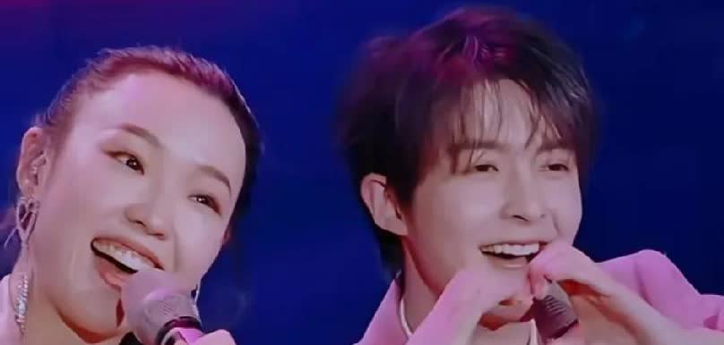 现在让全网最关心的人

就是管乐了吧！

之前参加的一档节目里，就与一位