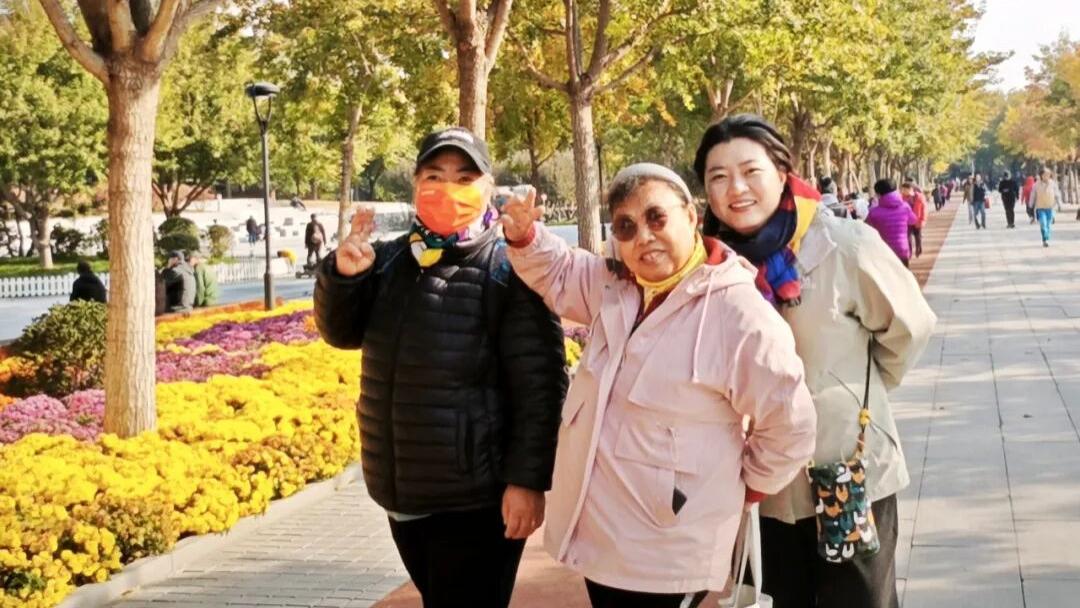 重兴园社区举办金秋健步走活动 喜迎重阳节传递邻里温情