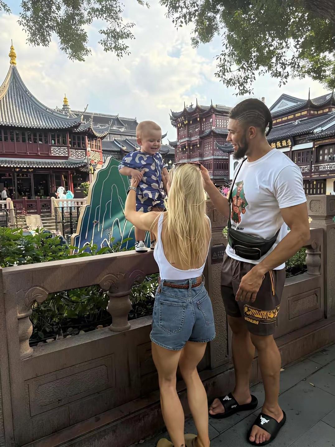 巴西综合格斗选手强尼·沃克携妻儿来中国游玩，他太太容貌出众，儿子乖巧可爱。令人诧